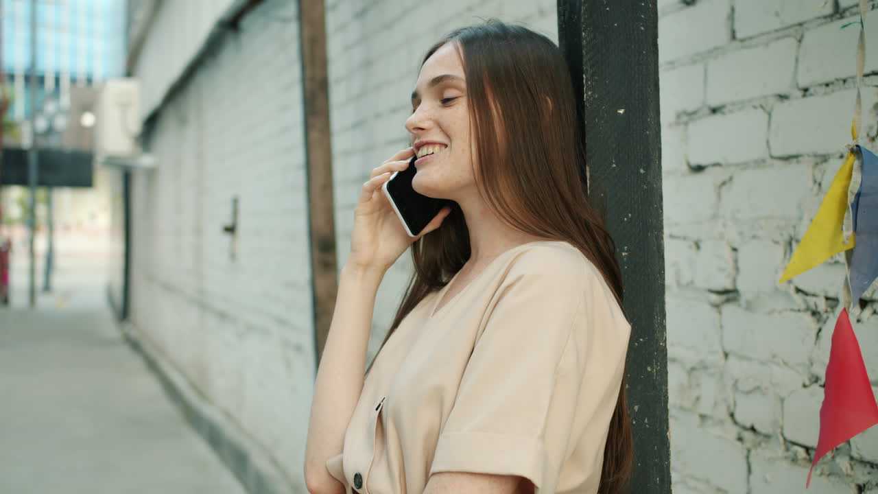 야외에서 전화 통화하는 여자