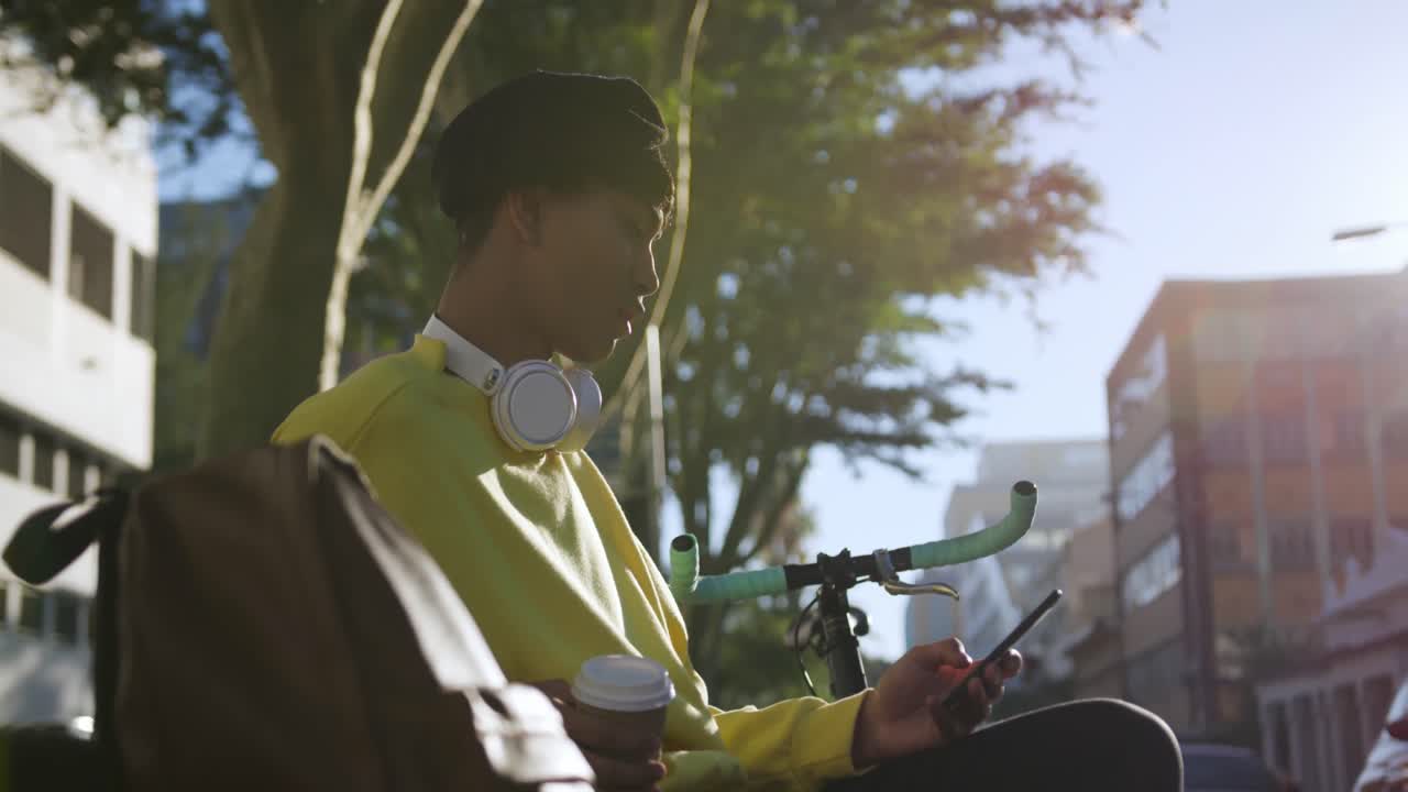 ⁇ 드폰을 사용하는 커피를 마시는 트랜스젠더 성인