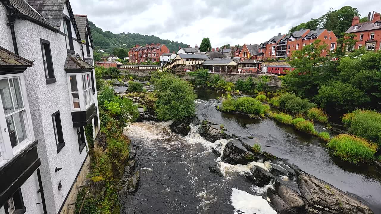 Fiume che scorre accanto a edifici e vegetazione