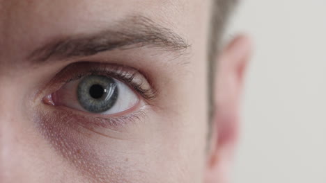 Nahaufnahme-Eines-Mannes-Mit-Blauen-Augen,-Der-Zwinkert-Und-Einen-überraschten,-Verblüfften-Gesichtsausdruck-Sieht