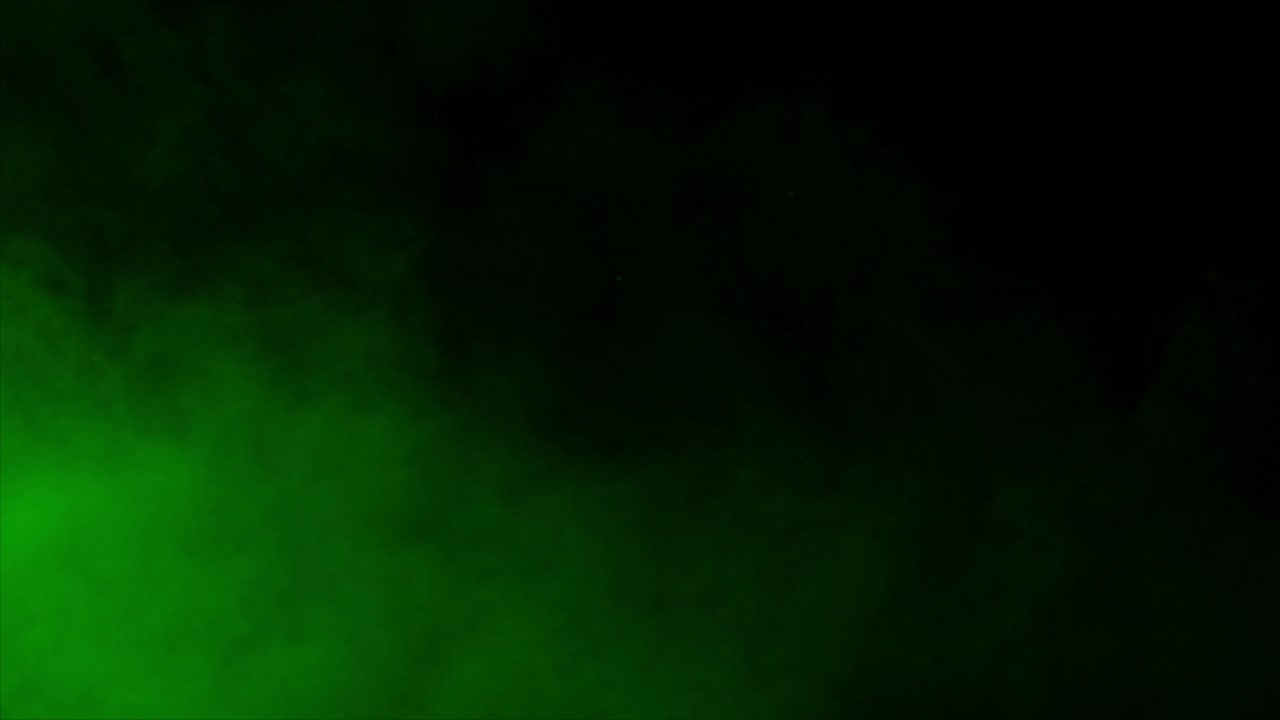 Realistisk grøn røg, tåge eller dis driver og hvirvler på sort baggrund. Ideel til overlejringer, special effects og til at skabe en mystisk, giftig, radioaktiv eller magisk atmosfære.