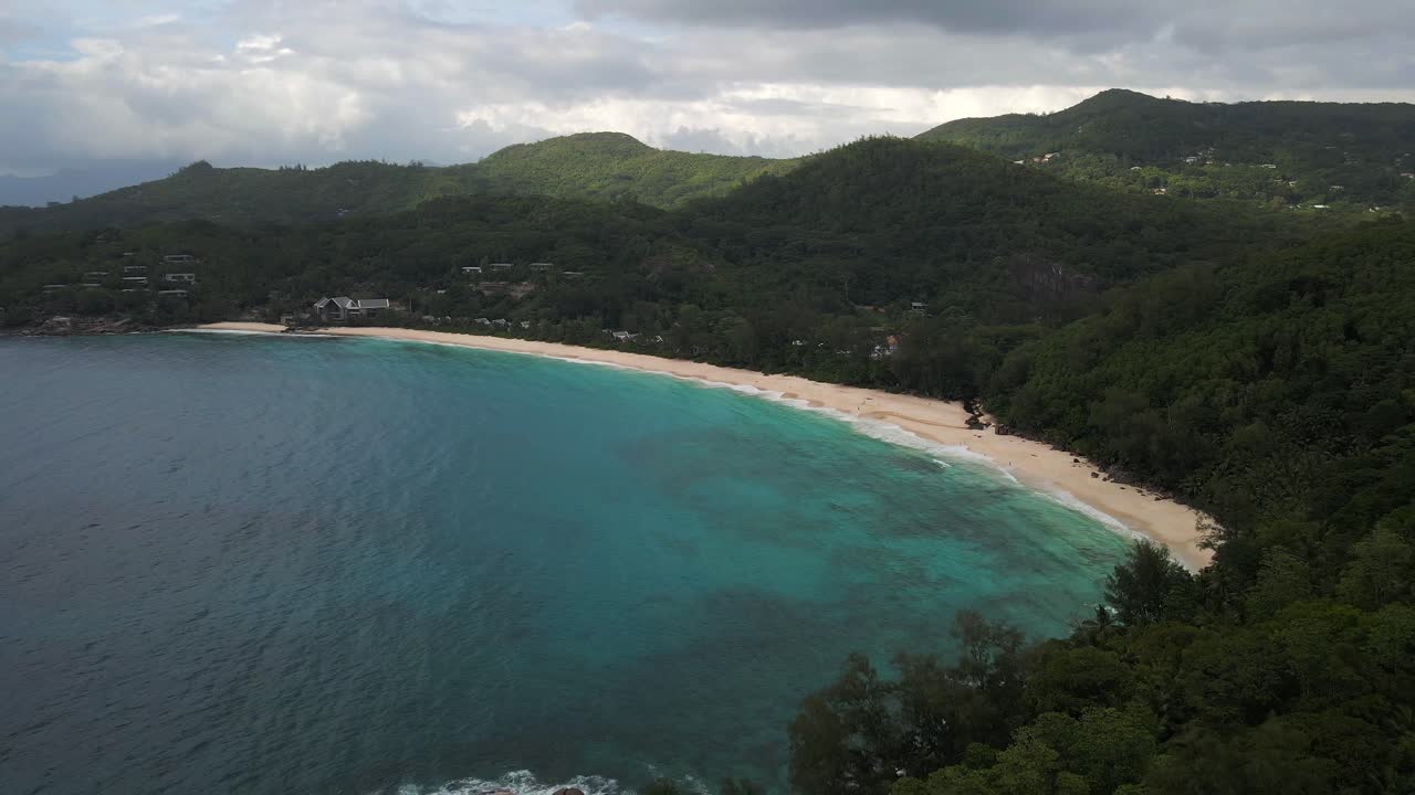 paisajes en las seychelles filmados con un dron desde arriba que muestran el océano, las rocas, las palmeras en la isla principal mahe