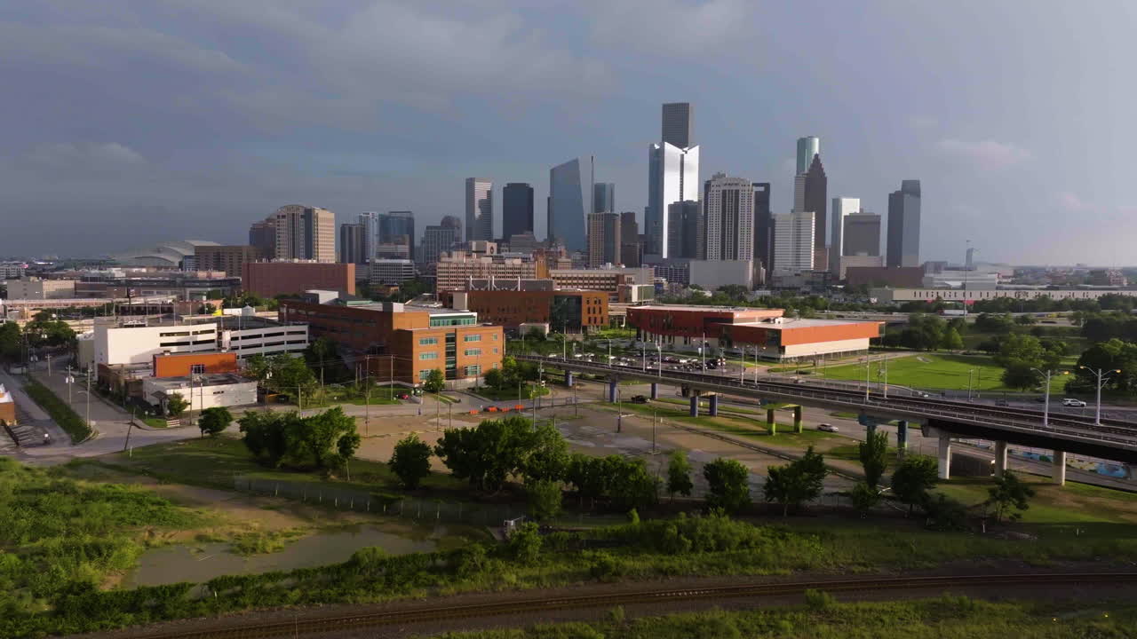 북쪽에서 휴스턴 스카이라인에 접근하는 공중 풍경, 미국 골든 아워