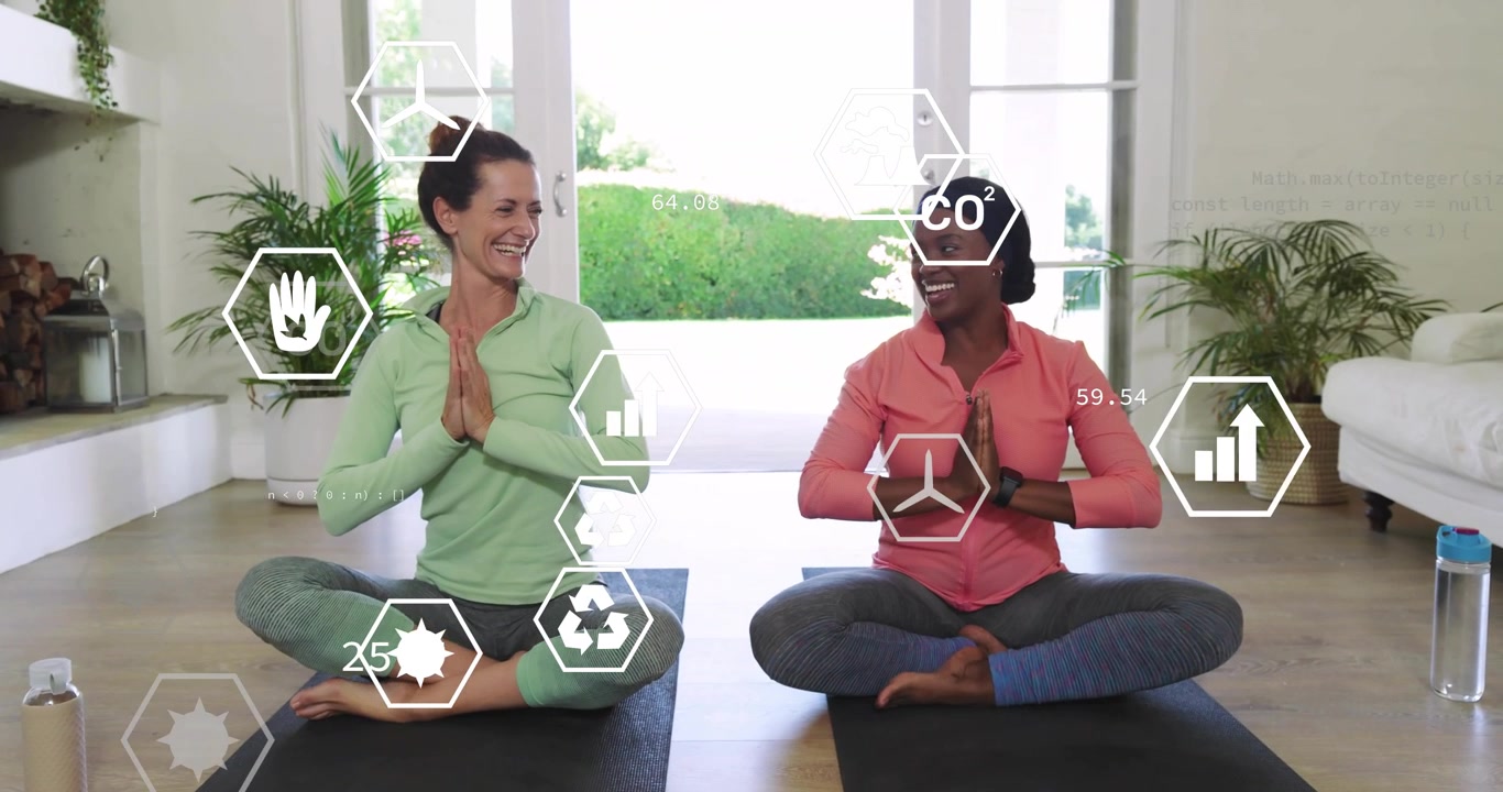 Due donne che tengono il Mudra su tappetini da yoga e avviano sovrapposizioni animate di dati esagonali sulla sostenibilità.