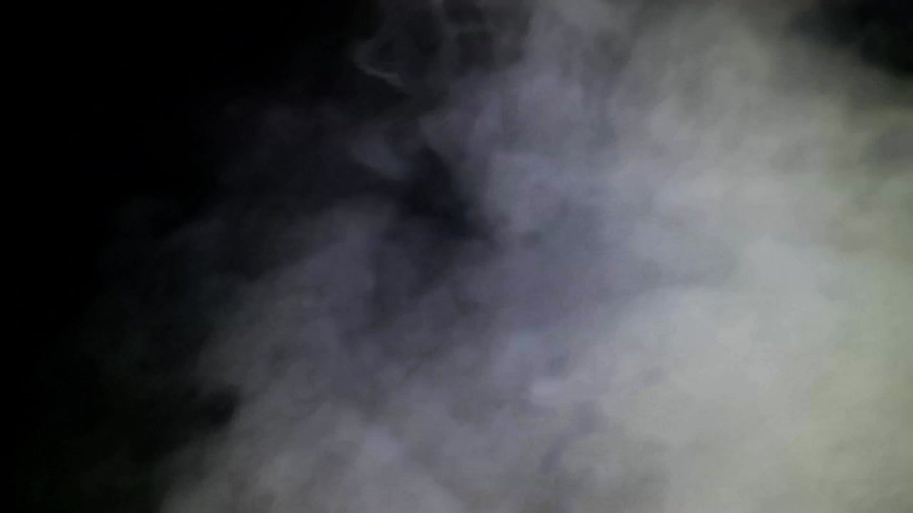 humo espeso en el aire nocturno