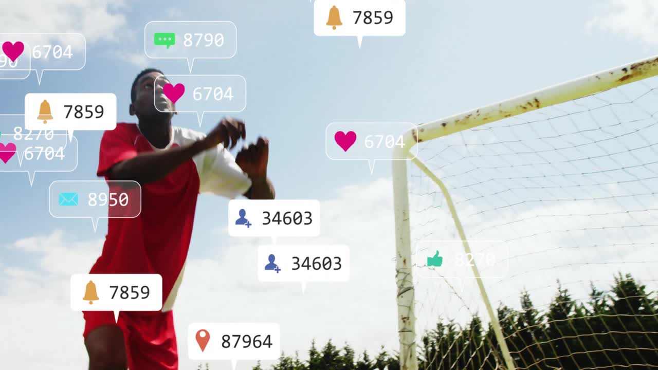 Mandlig fodboldspiller springer ved siden af målstolpen på en bane, der viser ikoner for markedsføring på sociale medier