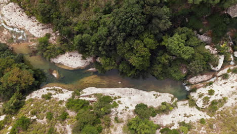 drone ascendiendo en la corriente del río en riserva naturale orientata cavagrande del cassibile en siracusa, italia