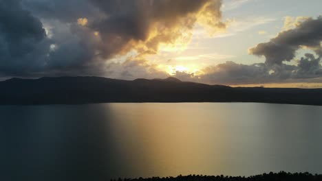 un lapso de tiempo al atardecer en el golfo de gera, lesbos, grecia