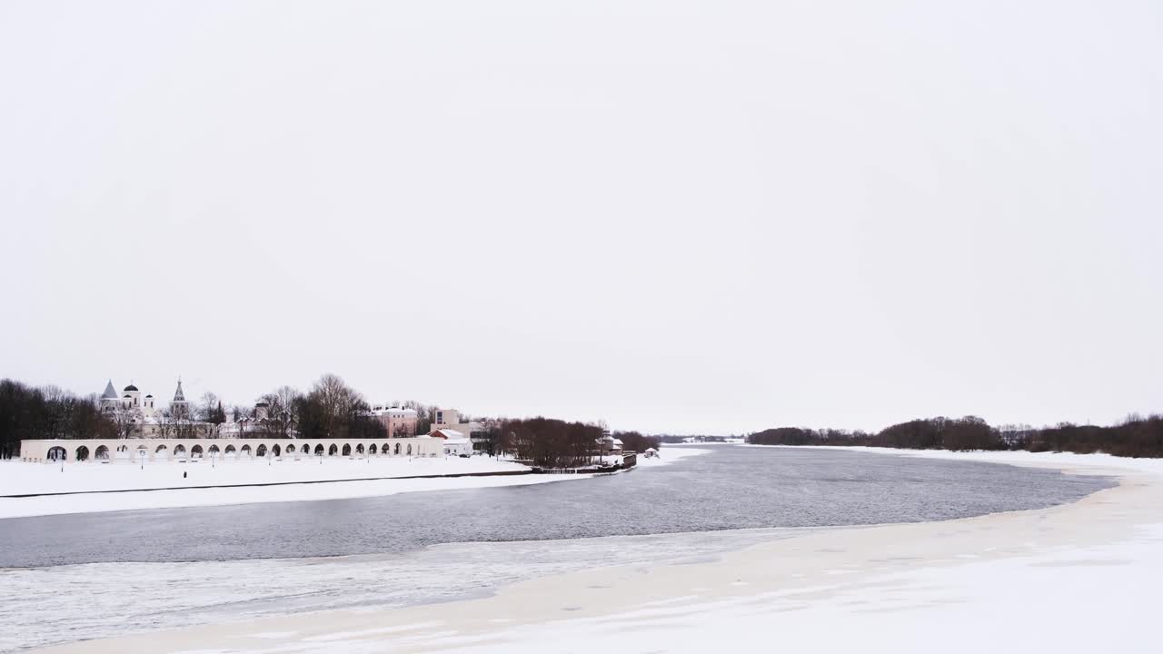 강 과 도시 의 겨울 장면