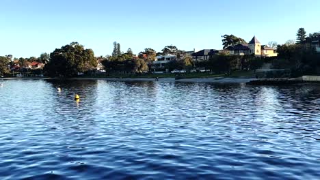 casas de hortalizas de menta en la bahía de agua dulce en perth, australia occidental