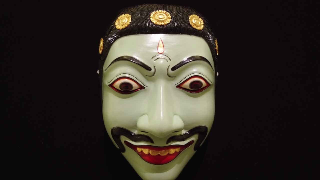 máscara tradicional tallada en madera del hombre malo, topeng bali indonesia teatro de teatro, fondo negro infinito