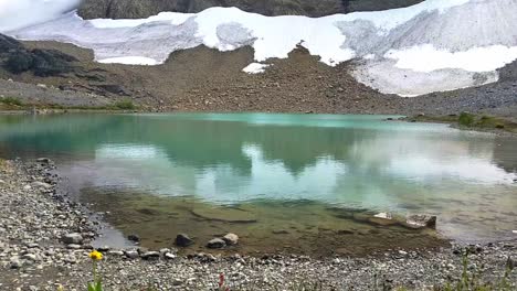 Kleine-Wellen-Entlang-Eines-Bergsees-Namens-Tarn-In-Der-Nähe-Von-Panhandle-Gap-Im-Mount-Rainier-Nationalpark