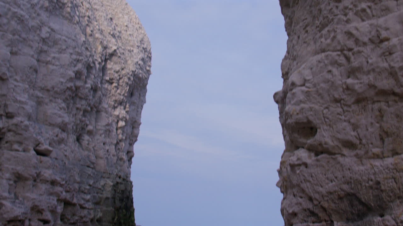Optagelse, der vipper op mellem to kridtstakke ved Botany Bay Strand ved lavvande. Ved Marine Drive, Broadstairs.
