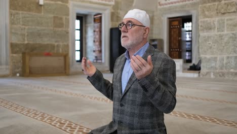 muslim praying with hands