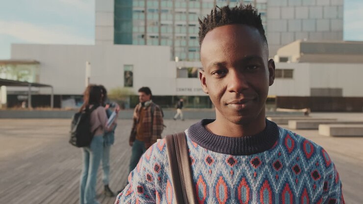 Giovane studente afroamericano nel campus universitario