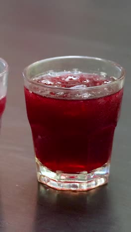 colocación de vasos de jugo de rosella en la mesa en tailandia