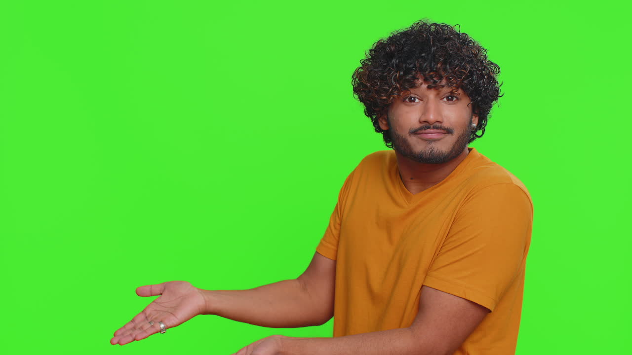 человек поднимает руки, спрашивая, что почему причина неудачи анти-lifehacks насмешки неверие раздражение