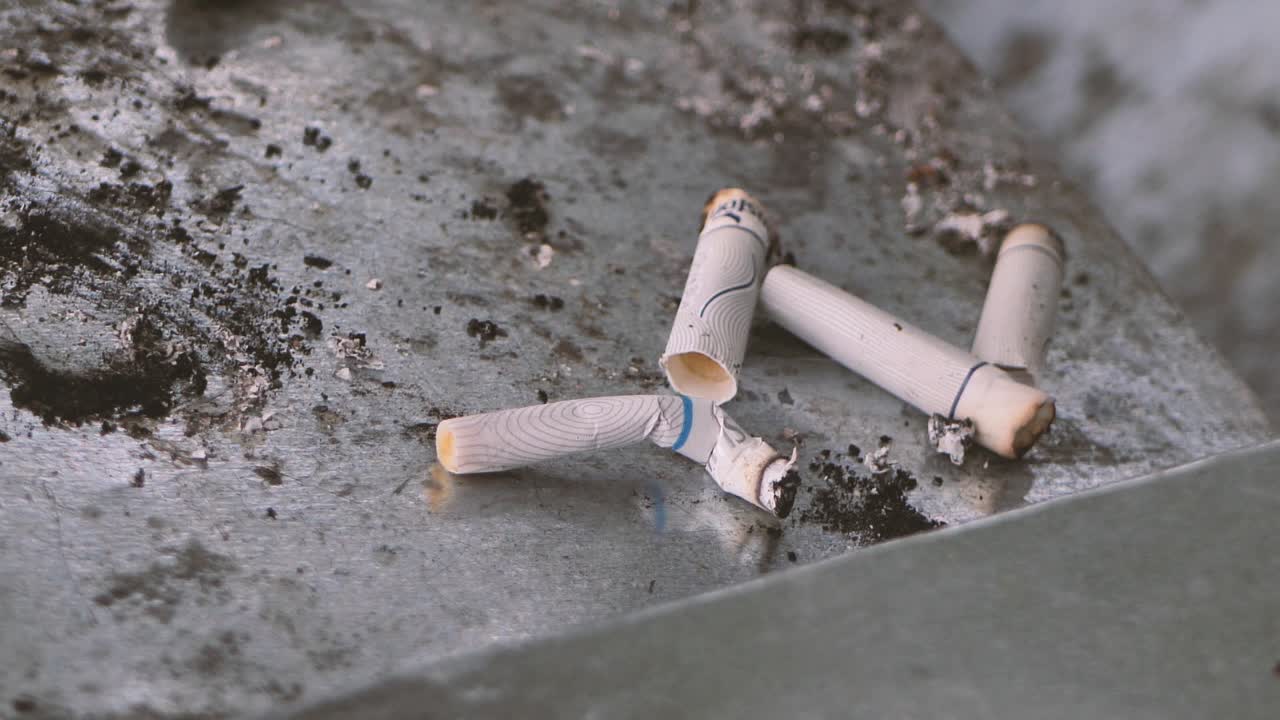 fuma poner el último humo en la basura