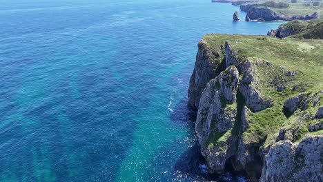 Aufsteigende-Drohne,-Luftaufnahme-Der-Dramatischen-Küste-Von-Asturien,-Spanien,-Drohne,-Luftaufnahme