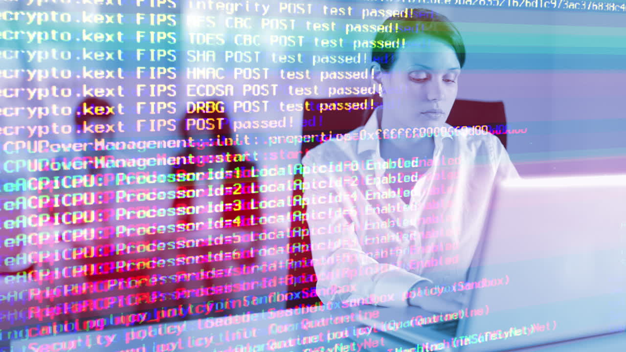 бизнес-женщина с технологическими данными, наложенными