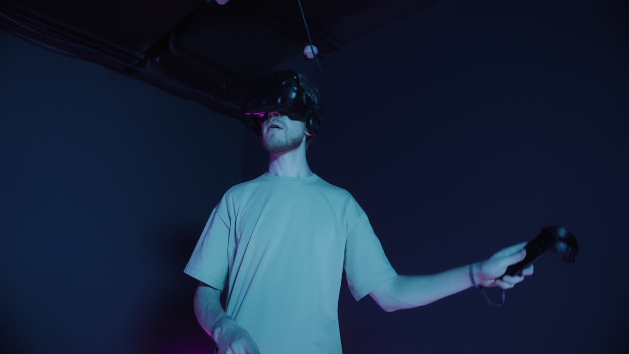 Uomo che usa visore e controller VR in un'esperienza VR