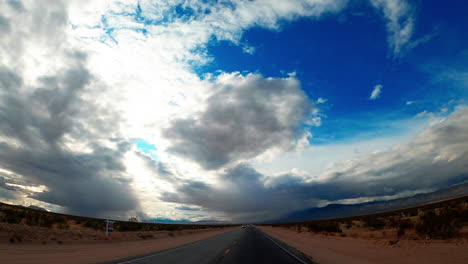conduciendo hiperlapso en el desierto de mojave en el sur de california
