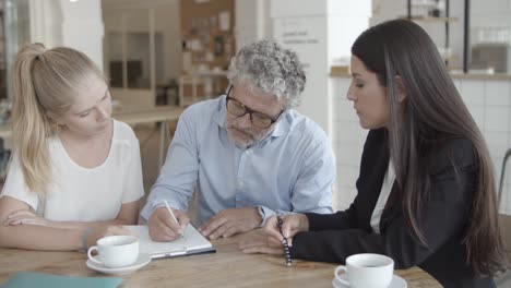 reunión de clientes con agente de seguros