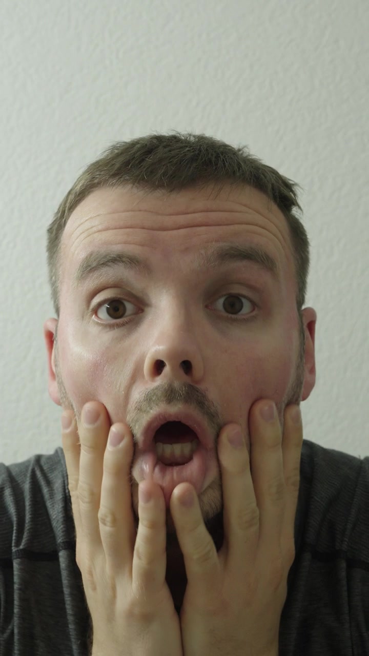 Video verticale in primo piano di un uomo stressato che si tira i capelli con un'espressione facciale disperata, mostrando frustrazione, ansia, shock, tristezza, pressione emotiva, stress mentale e lotta personale.