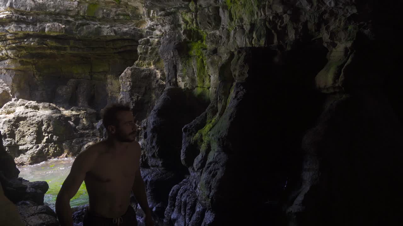 un joven caminando por los acantilados.
