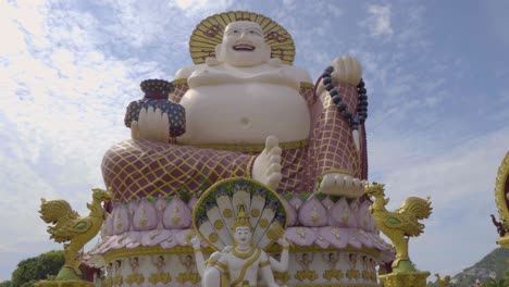 estatua de buda en el templo wat plai laem en koh samui rodada en estilo dolly de ángulo bajo