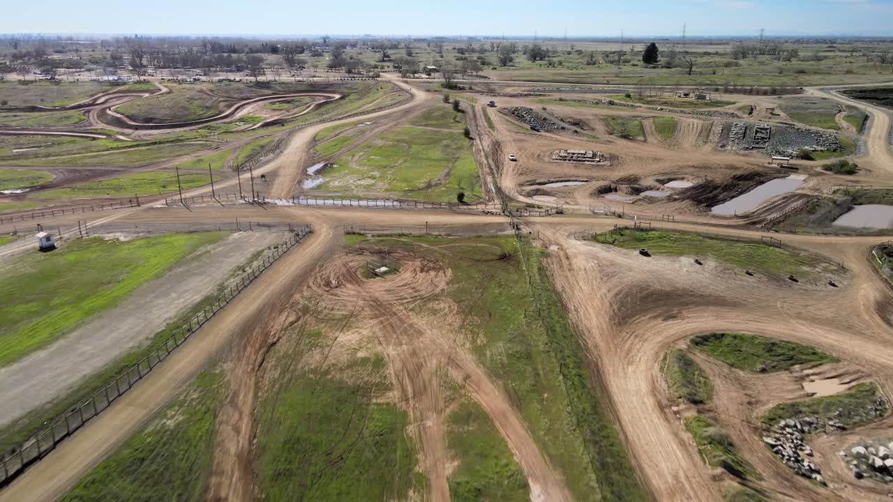 automóviles con tracción en las cuatro ruedas que conducen en la recreación de vehículos de motor todoterreno de la ciudad de la pradera en las estribaciones de california