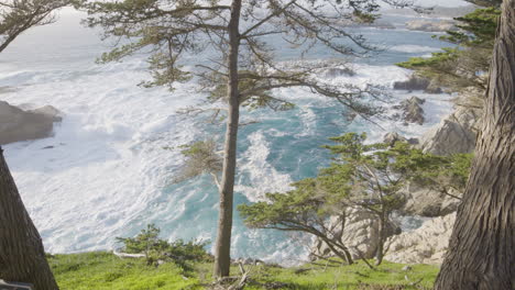 Toma-Estacionaria-De-Olas-Rodando-Por-El-Océano-Pacífico-Mientras-La-Marea-Retrocede-En-La-Playa-De-Big-Sur-California