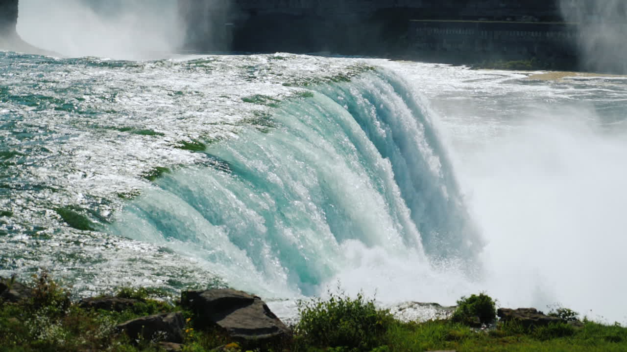 cascada de agua de las cataratas del niágara a cámara lenta