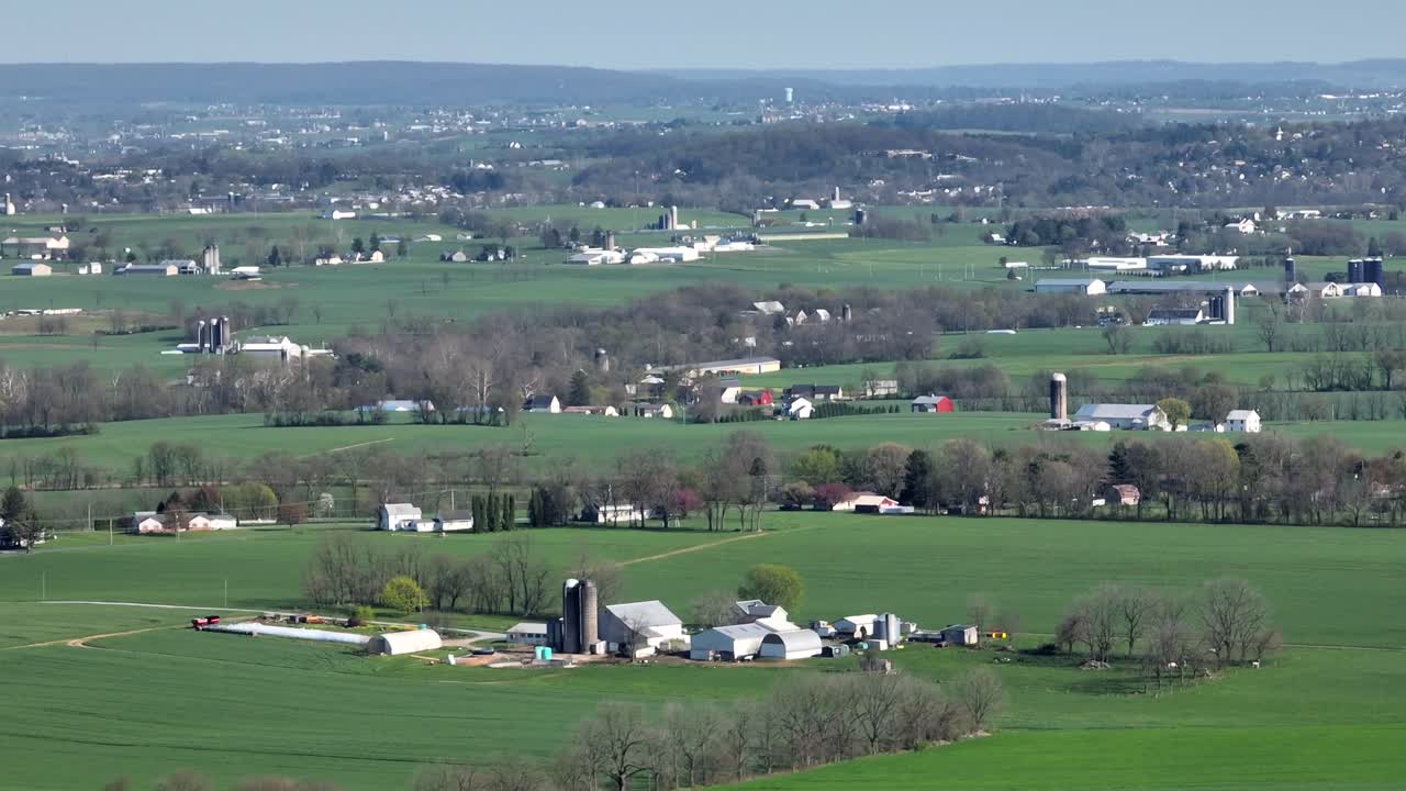 농지, 실로 저장소 및 안정된 농장과 함께 미국의 시골 풍경