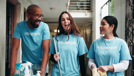 voluntarios que trabajan juntos