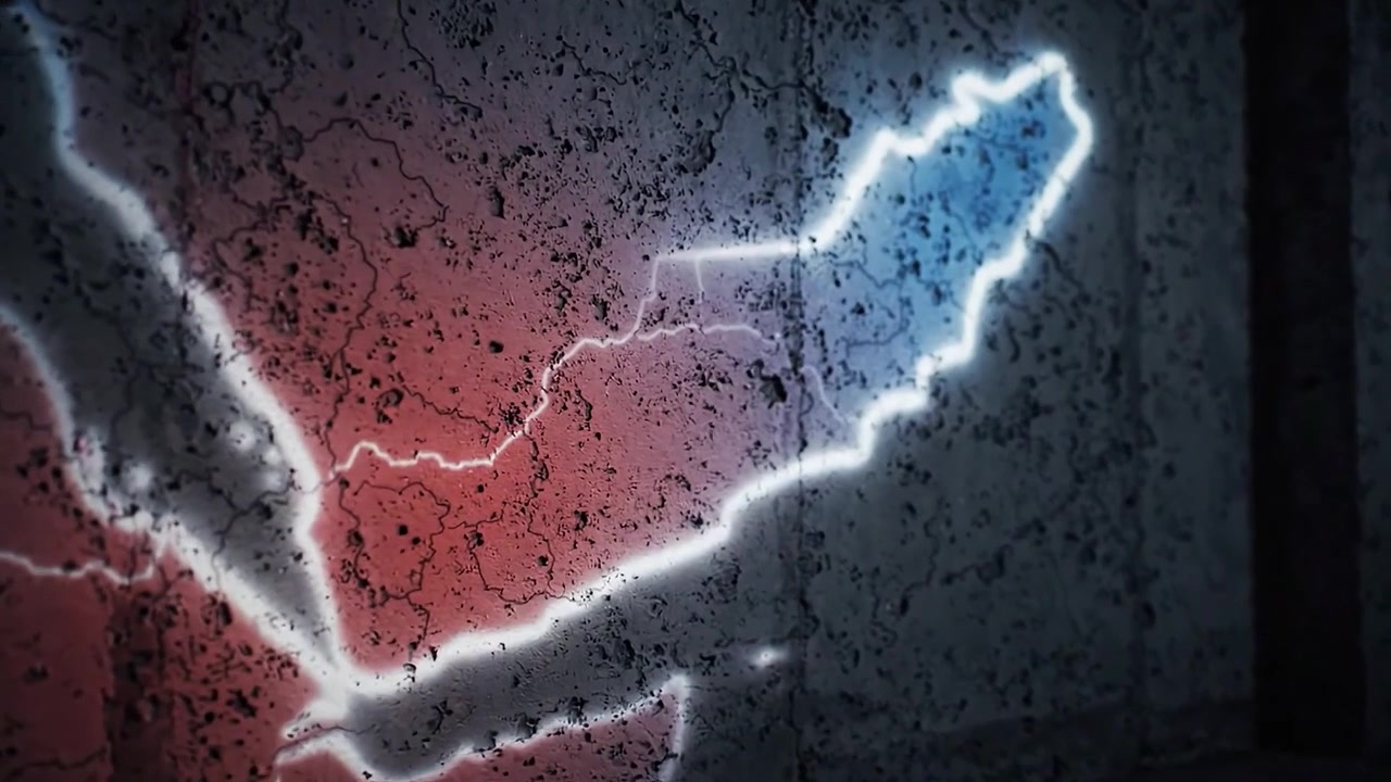 Arte astratta illuminata su parete: Disegni blu elettrico e rossi su uno sfondo materico in un ambiente scuro, che mostrano un'estetica moderna e creativa.