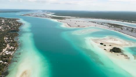 Vista-Aérea-De-La-Laguna-De-Bacalar,-Bacalar,-Quintana-Roo,-México