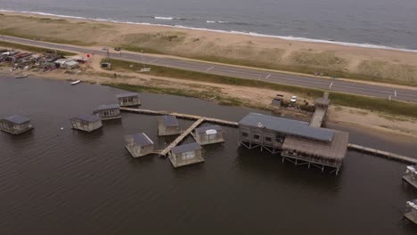 un dron orbita casas flotantes en laguna garzon, uruguay
