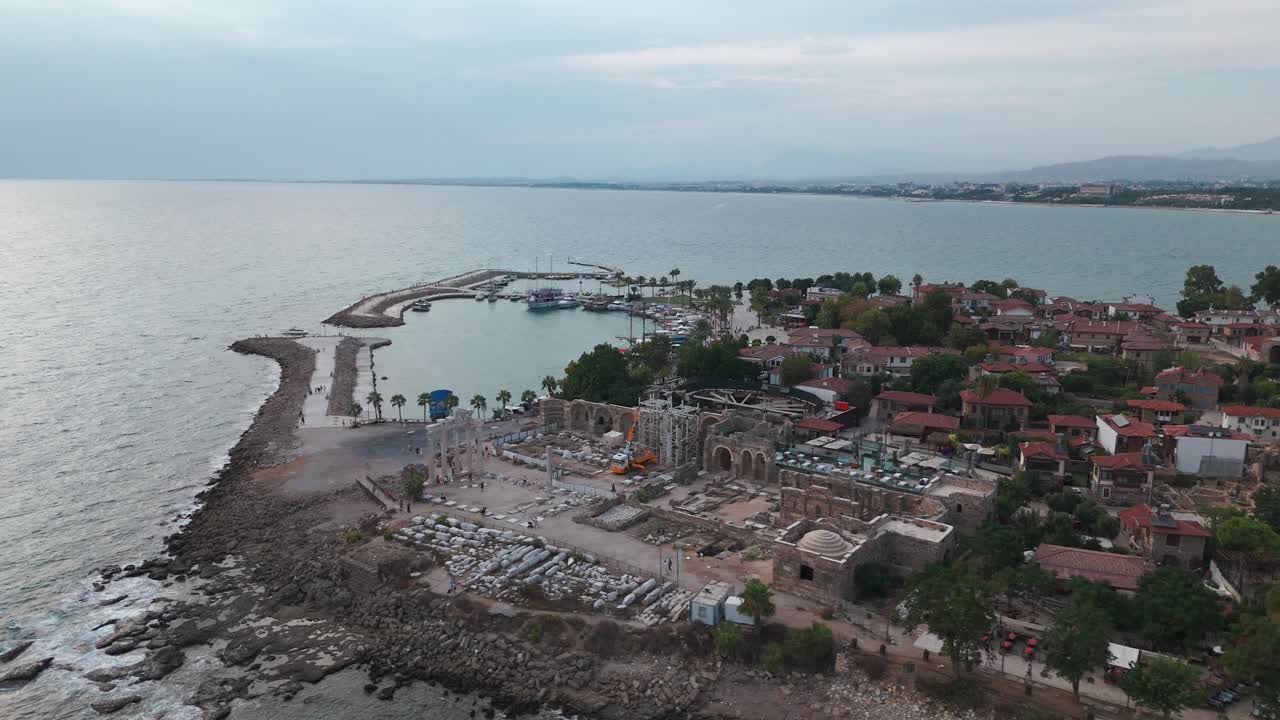 ruinas del templo romano de apolo en side, turquía, vista aérea desde un avión no tripulado