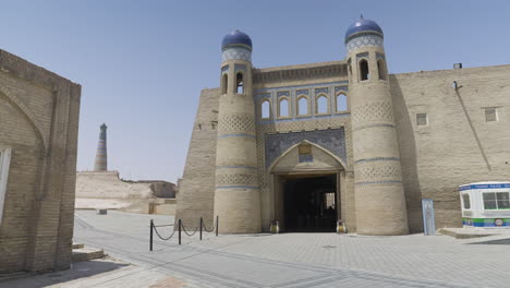 ein blick auf das westtor der alten stadt von khiva, itchan kala in khiva, usbekistan