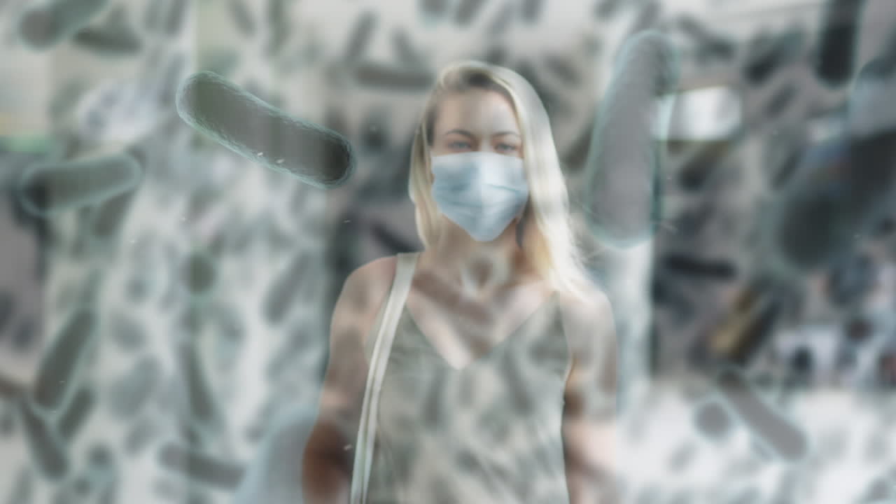animación de células de covid-19 que se mueven sobre una mujer con máscara facial