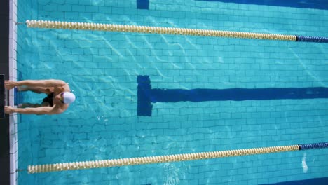 Swimmer-training-in-a-swimming-pool