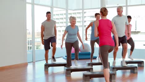 Aerobics-class-stepping-and-clapping-together