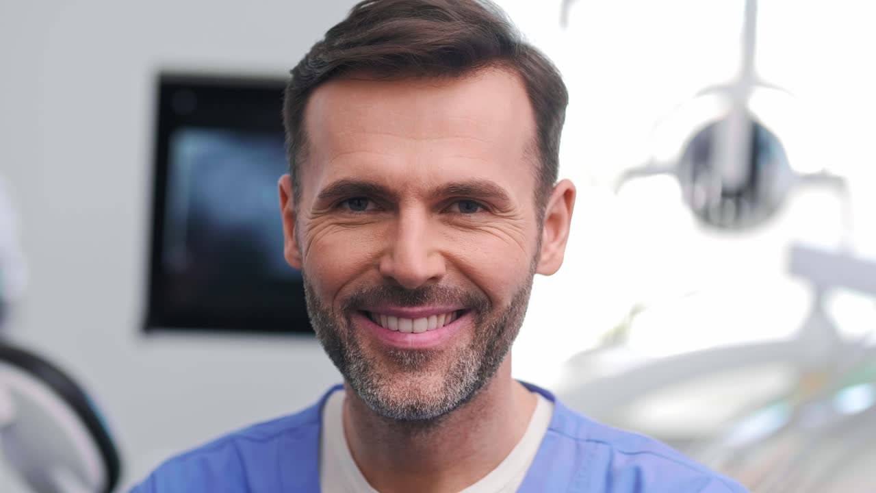 retrato de un estomatólogo hombre sonriente en el trabajo