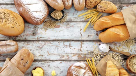 Verschiedene-Brotsorten-Mit-Weizenkörnern