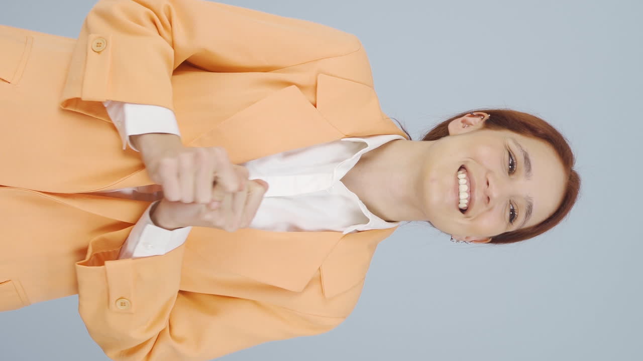 꿈꾸는 비즈니스 여자의 수직 비디오.