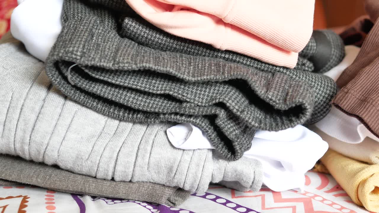 침대에 쌓인 접힌 옷