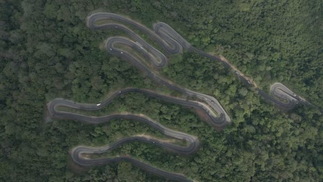 toma aérea de un dron de la increíble 18 pin de pelo ben road en sri lanka