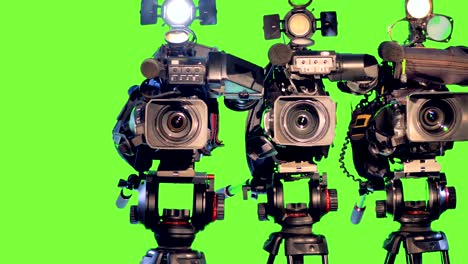 tres grandes cámaras de video en el chromakey. 4k.