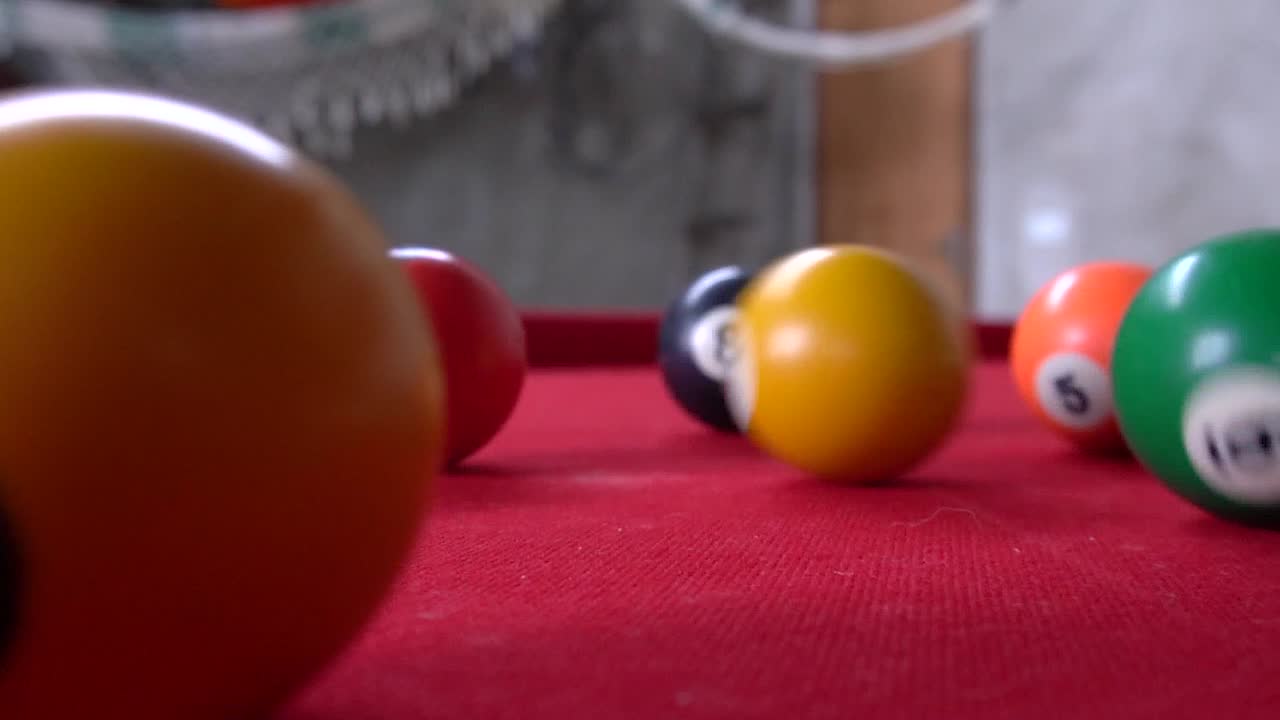 스누커 테이블이 있는 간소한 집